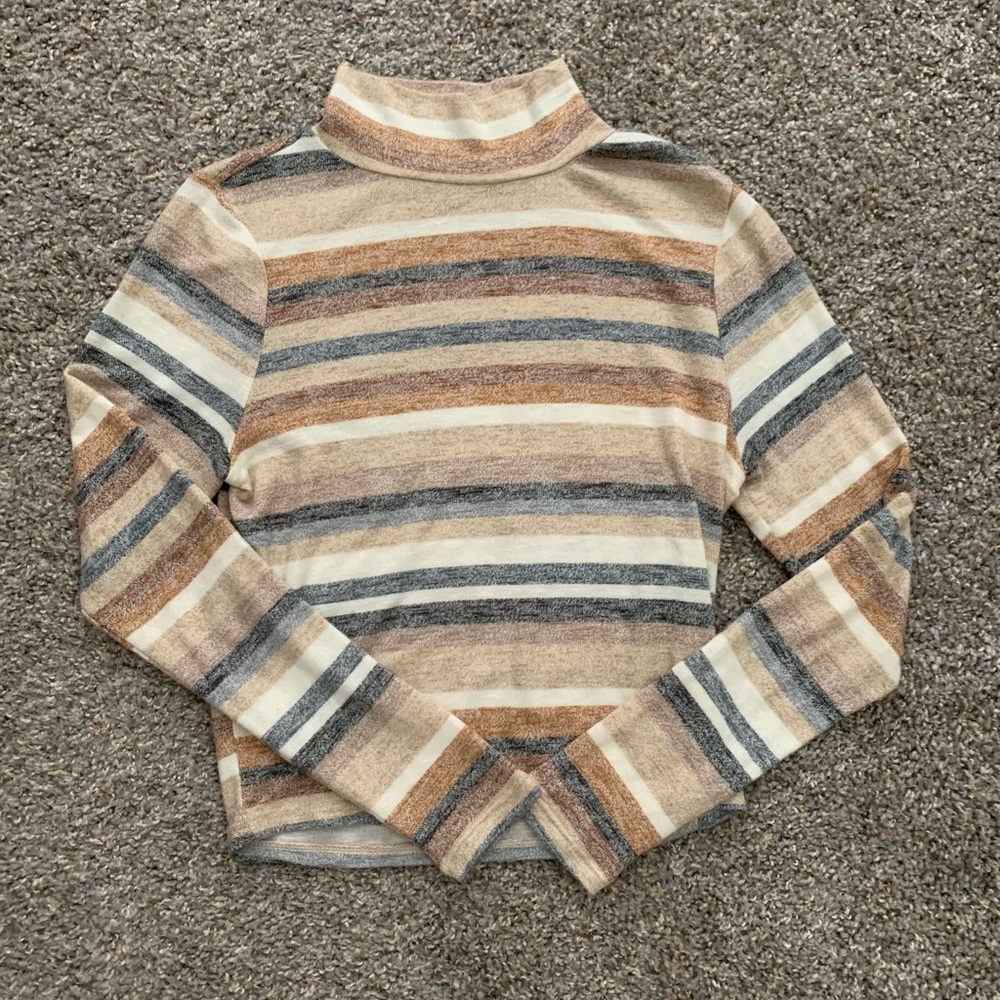 Mock neck cropped sweater. Only worn once or twice. Really soft!